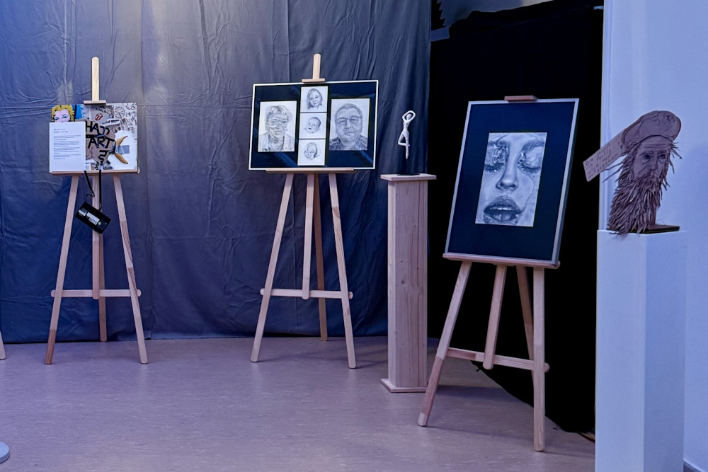 Schülerinnen stellen im Maudacher Schloss Kunst aus