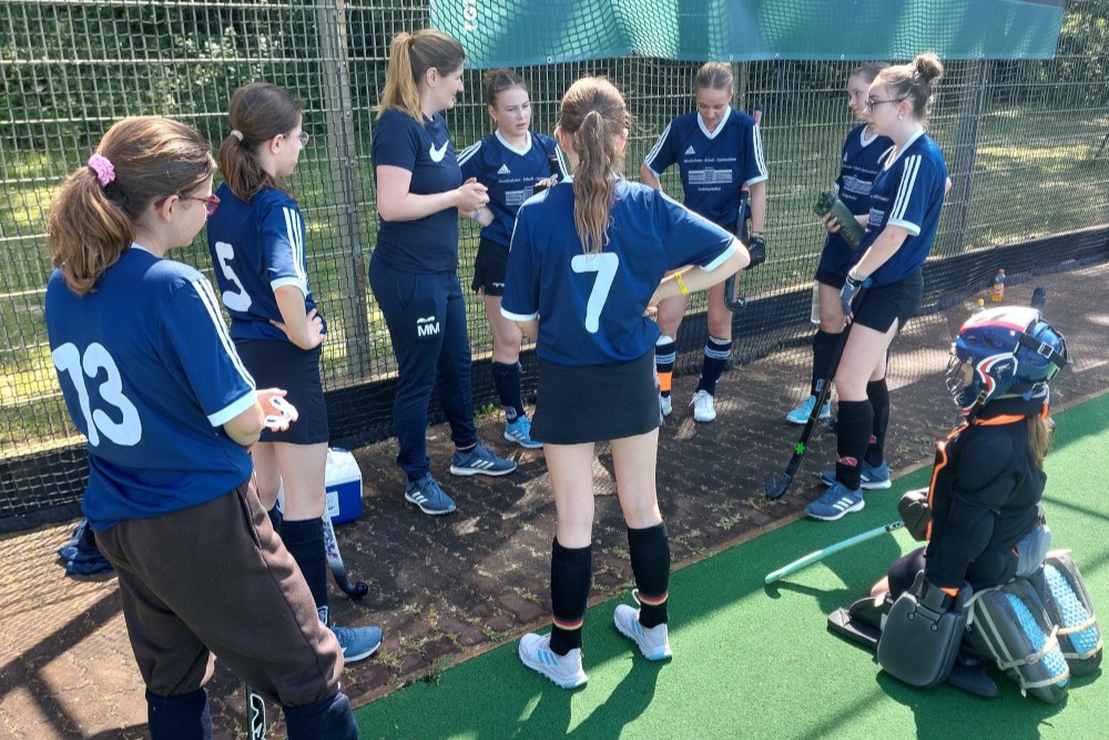 Hockeymannschaft qualifiziert sich für das Landesfinale
